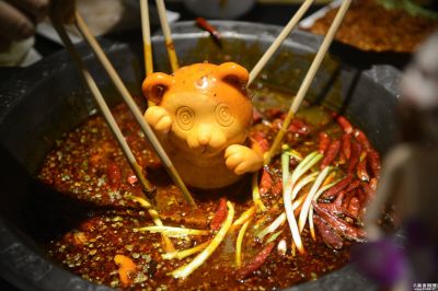 重慶老火鍋底料批發(fā)，吃火鍋的時(shí)候應(yīng)該注意哪些“點(diǎn)”