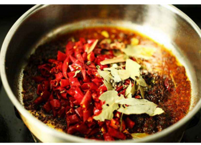 重慶火鍋底料供應(yīng)商如何進(jìn)行產(chǎn)品優(yōu)化？