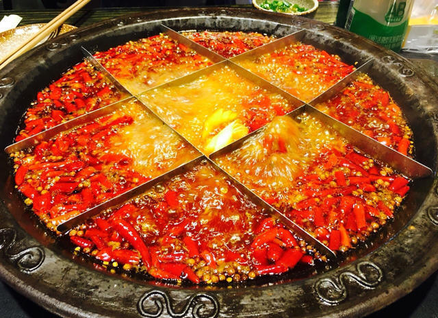  重慶火鍋底料批發(fā)對(duì)火鍋文化的闡述 重慶火鍋底料批發(fā)主要提供火鍋底料的銷售，對(duì)于一家生意很好的火鍋店來(lái)講，選擇一家穩(wěn)定的供應(yīng)商是保證生意的必要措施，一般來(lái)講，進(jìn)行長(zhǎng)期合作的廠家在口味上才能夠進(jìn)行還原，避免了頻繁換供應(yīng)商對(duì)口味帶來(lái)的變化。 重慶火鍋種類繁多，主要以毛肚為主，當(dāng)然每道菜都有重慶風(fēng)味。調(diào)味料也以芝麻油、蒜泥、香菜、洋蔥、蠔油等輔助蘸料為基礎(chǔ)。吃得很豪放，尤其是在夏天，重慶火鍋赤手空拳，能感受到重慶火鍋帶來(lái)的浸泡。只有當(dāng)你真正享受辛辣的火鍋時(shí)，你才能品嘗到重慶火鍋的特色。這是重慶特有的風(fēng)味，也是重慶火鍋在吃的時(shí)候可以體驗(yàn)到的靈魂深處。重慶的火鍋充滿了時(shí)代的氣息。每一口火鍋都能見(jiàn)證重慶火鍋的歷史發(fā)展。在這樣的環(huán)境下，重慶火鍋帶來(lái)了時(shí)代的呼喚，發(fā)出了美食的號(hào)角，繼承了傳統(tǒng)的美食，創(chuàng)造了重慶火鍋更好的口味。 重慶火鍋底料批發(fā)從歷史文化的角度出發(fā)，可以說(shuō)重慶火鍋是百年歷史，在不斷精細(xì)化的工作過(guò)程中，重慶火鍋吸引了更多的人去認(rèn)識(shí)，在飲食中也涵蓋了更多的歷史文化，取得了更大的成就。重慶火鍋基地的也讓人們記住了重慶的文化意義?；疱伝夭牧蠌S生產(chǎn)和生產(chǎn)火鍋基地材料是歷史發(fā)展的結(jié)合，而且在不斷生產(chǎn)的基礎(chǔ)材料中可以有多種口味和經(jīng)驗(yàn)，這也是對(duì)重慶火鍋的認(rèn)可，是重慶火鍋精神的歷史驅(qū)動(dòng)。重慶火鍋的味道是很有特點(diǎn)的，特別是我們吃火鍋的時(shí)候，我們可以識(shí)別和體驗(yàn)火鍋的味道。重慶火鍋在吃火鍋時(shí)，會(huì)帶來(lái)一定的特色和各種口味，所以火鍋的味道也可以被更多人接受和喜歡。 重慶火鍋底料批發(fā)的風(fēng)味體現(xiàn)在多樣化的格局中。說(shuō)重慶火鍋的多樣性真的沒(méi)有覆蓋，更不用說(shuō)重慶火鍋中的紅油黃油了。重慶火鍋的香辣味足以讓更多的人喜歡。當(dāng)然，目前重慶火鍋種類較多，但所有的基礎(chǔ)材料都圍繞著重慶火鍋展開(kāi)。美味的麻辣鍋，正宗的重慶火鍋，精致的火鍋，吃起來(lái)正宗的味道，是重慶火鍋帶來(lái)的享受。 為了追求健康，重慶火鍋帶來(lái)了越來(lái)越多的基礎(chǔ)材料。在基礎(chǔ)材料上，滋補(bǔ)木耳湯火鍋也可以帶來(lái)這個(gè)時(shí)代的正宗味道，吃在嘴里，享受美味的重慶火鍋。重慶火鍋的番茄火鍋很有特色，可以是酸辣的，可以是酸辣的，但是吃這種火鍋，你可以享受到重慶火鍋的美味，是重慶火鍋從主料到主料的絕配。當(dāng)然，這種重慶火鍋有著獨(dú)特的風(fēng)味，是對(duì)重慶風(fēng)味的體驗(yàn)和認(rèn)識(shí)。但我們吃的是火鍋。我們所享受的是重慶的品味和體驗(yàn)。