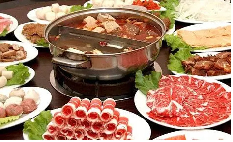  重慶火鍋底料批發(fā)對(duì)火鍋文化的闡述 重慶火鍋底料批發(fā)主要提供火鍋底料的銷售，對(duì)于一家生意很好的火鍋店來(lái)講，選擇一家穩(wěn)定的供應(yīng)商是保證生意的必要措施，一般來(lái)講，進(jìn)行長(zhǎng)期合作的廠家在口味上才能夠進(jìn)行還原，避免了頻繁換供應(yīng)商對(duì)口味帶來(lái)的變化。 重慶火鍋種類繁多，主要以毛肚為主，當(dāng)然每道菜都有重慶風(fēng)味。調(diào)味料也以芝麻油、蒜泥、香菜、洋蔥、蠔油等輔助蘸料為基礎(chǔ)。吃得很豪放，尤其是在夏天，重慶火鍋赤手空拳，能感受到重慶火鍋帶來(lái)的浸泡。只有當(dāng)你真正享受辛辣的火鍋時(shí)，你才能品嘗到重慶火鍋的特色。這是重慶特有的風(fēng)味，也是重慶火鍋在吃的時(shí)候可以體驗(yàn)到的靈魂深處。重慶的火鍋充滿了時(shí)代的氣息。每一口火鍋都能見(jiàn)證重慶火鍋的歷史發(fā)展。在這樣的環(huán)境下，重慶火鍋帶來(lái)了時(shí)代的呼喚，發(fā)出了美食的號(hào)角，繼承了傳統(tǒng)的美食，創(chuàng)造了重慶火鍋更好的口味。 重慶火鍋底料批發(fā)從歷史文化的角度出發(fā)，可以說(shuō)重慶火鍋是百年歷史，在不斷精細(xì)化的工作過(guò)程中，重慶火鍋吸引了更多的人去認(rèn)識(shí)，在飲食中也涵蓋了更多的歷史文化，取得了更大的成就。重慶火鍋基地的也讓人們記住了重慶的文化意義。火鍋基地材料廠生產(chǎn)和生產(chǎn)火鍋基地材料是歷史發(fā)展的結(jié)合，而且在不斷生產(chǎn)的基礎(chǔ)材料中可以有多種口味和經(jīng)驗(yàn)，這也是對(duì)重慶火鍋的認(rèn)可，是重慶火鍋精神的歷史驅(qū)動(dòng)。重慶火鍋的味道是很有特點(diǎn)的，特別是我們吃火鍋的時(shí)候，我們可以識(shí)別和體驗(yàn)火鍋的味道。重慶火鍋在吃火鍋時(shí)，會(huì)帶來(lái)一定的特色和各種口味，所以火鍋的味道也可以被更多人接受和喜歡。 重慶火鍋底料批發(fā)的風(fēng)味體現(xiàn)在多樣化的格局中。說(shuō)重慶火鍋的多樣性真的沒(méi)有覆蓋，更不用說(shuō)重慶火鍋中的紅油黃油了。重慶火鍋的香辣味足以讓更多的人喜歡。當(dāng)然，目前重慶火鍋種類較多，但所有的基礎(chǔ)材料都圍繞著重慶火鍋展開(kāi)。美味的麻辣鍋，正宗的重慶火鍋，精致的火鍋，吃起來(lái)正宗的味道，是重慶火鍋帶來(lái)的享受。 為了追求健康，重慶火鍋帶來(lái)了越來(lái)越多的基礎(chǔ)材料。在基礎(chǔ)材料上，滋補(bǔ)木耳湯火鍋也可以帶來(lái)這個(gè)時(shí)代的正宗味道，吃在嘴里，享受美味的重慶火鍋。重慶火鍋的番茄火鍋很有特色，可以是酸辣的，可以是酸辣的，但是吃這種火鍋，你可以享受到重慶火鍋的美味，是重慶火鍋從主料到主料的絕配。當(dāng)然，這種重慶火鍋有著獨(dú)特的風(fēng)味，是對(duì)重慶風(fēng)味的體驗(yàn)和認(rèn)識(shí)。但我們吃的是火鍋。我們所享受的是重慶的品味和體驗(yàn)。